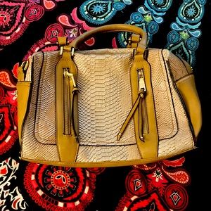 Cute snake skin hand bag, perfect for all weather!😍